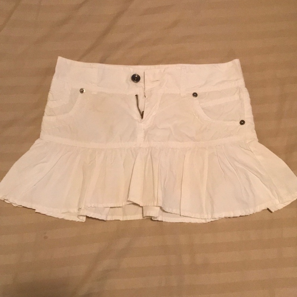 Thin white lowrise mini skirt